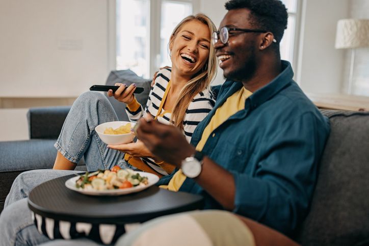 Sering Makan Sambil Nonton TV? Ini Efek yang Bakal Ditimbulkan
