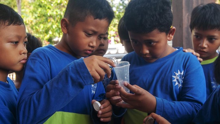 Siswa SD Belajar Membuat Sabun Ramah Lingkungan Sejumlah siswa SD Muhammadiyah Program Khusus Boyolali menakar bahan cairan saat praktek membuat sabun cair di Azalea Farm, Kebonbimo, Boyolali, Jawa Tengah, Selasa (7/11/2023). Kegiatan belajar mengajar di luar kelas tersebut bertujuan untuk mengenalkan cara membuat sabun cair dengan bahan ramah lingkungan eco enzyme. ANTARA FOTO/Aloysius Jarot Nugroho/aww.
