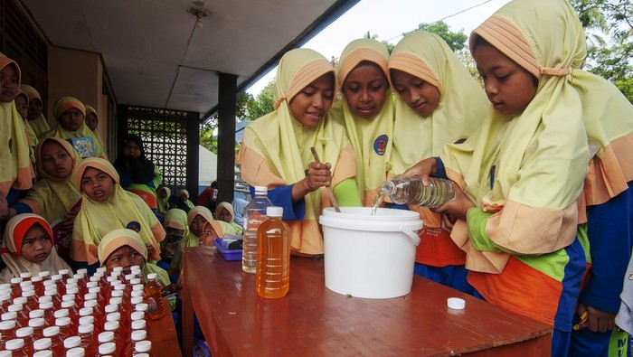 Sejumlah siswa SD Muhammadiyah Program Khusus Boyolali menakar bahan cairan saat praktek membuat sabun cair di Azalea Farm, Kebonbimo, Boyolali, Jawa Tengah, Selasa (7/11/2023). Kegiatan belajar mengajar di luar kelas tersebut bertujuan untuk mengenalkan cara membuat sabun cair dengan bahan ramah lingkungan eco enzyme. ANTARA FOTO/Aloysius Jarot Nugroho/aww.