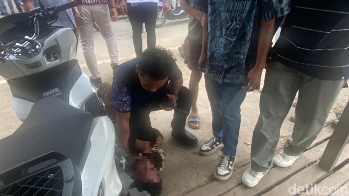 Siswa SMK Negeri 3 inisial MF diamankan polisi saat membawa parang.