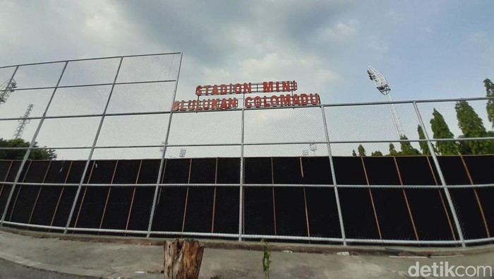 Stadion Mini Blulukan Colomadu yang mulai dipasang kain hitam jelang Piala Dunia U-17, Senin (6/11/2023).
