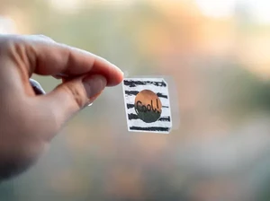 7 Cara Mudah Bersihkan Sisa Stiker di Berbagai Permukaan Benda