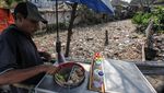 Hii... Jorok! Penampakan Sampah Kotori Sungai di Ciawi