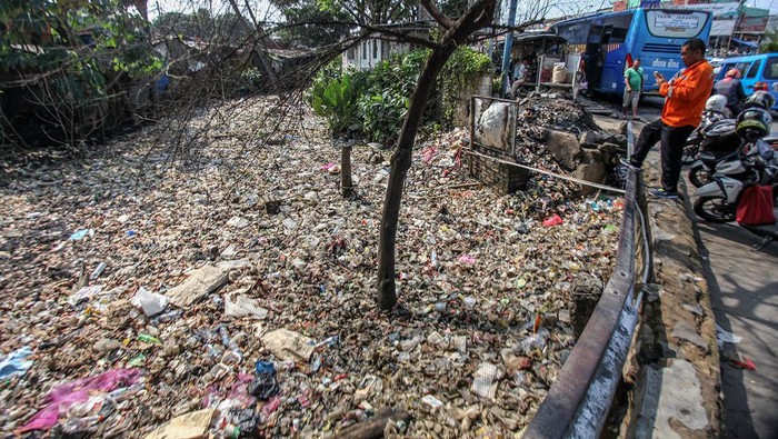 Sungai di Ciawi Dipenuhi Sampah Pedagang berjualan dengan latar belakang tumpukan sampah di kali kawasan Simpang Ciawi, Kabupaten Bogor, Jawa Barat, Selasa (7/11/2023). Kondisi itu karena tidak adanya kesadaran masyarakat untuk membuang sampah pada tempatnya. ANTARA FOTO/Yulius Satria Wijaya/aww.