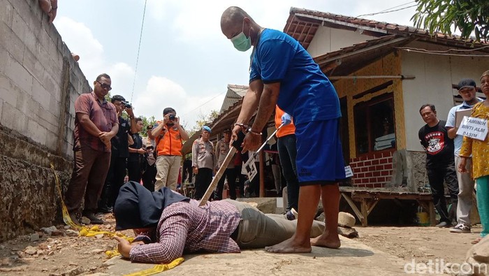 Sunira saat melakukan rekonstruksi bunuh kakak kandung di Indramayu