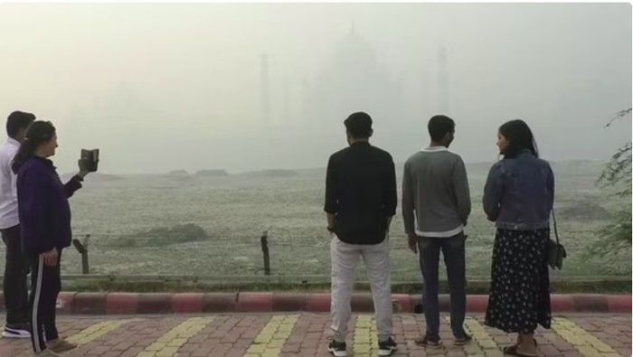 Taj Mahal tertutup polusi