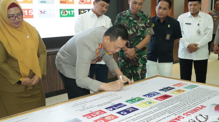 Tanda tangan deklarasi damai Pemilu 2024 di Polres Gresik.