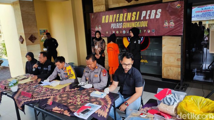 Tersangka pembunuh dan pembuang bayi, I (39), dihadirkan saat konferensi pers di Mapolres Gunungkidul, Selasa (7/11/2023).
