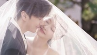 Tentu foto-foto ini tak akan lengkap tanpa Mimi mengenakan tudung. Di bawah tudung transparan itu, kedekatannya dengan Thunder membuat semua mata yang memandang iri namun senang. (Foto: dok. st. ggot photo & film)