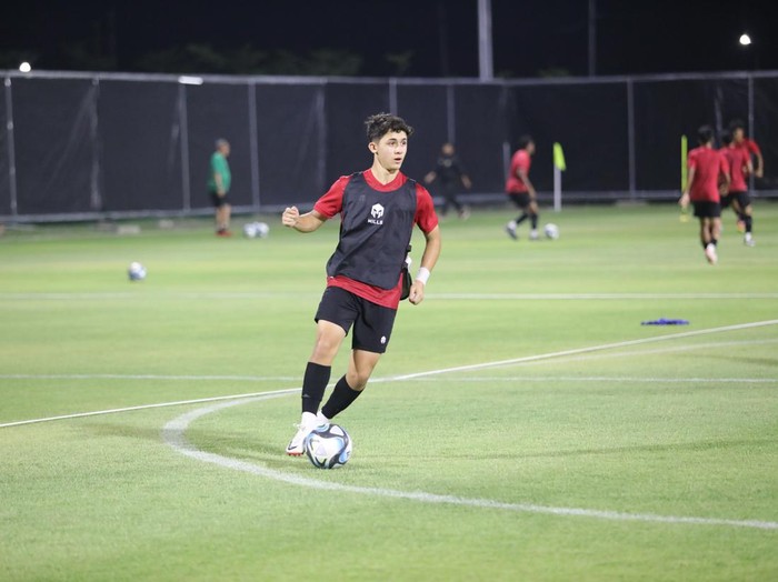 Timnas Indonesia U-17 menggelar latihan perdananya di Surabaya, Senin (7/11/2023) malam WIB, menjelang Piala Dunia U-17 2023.