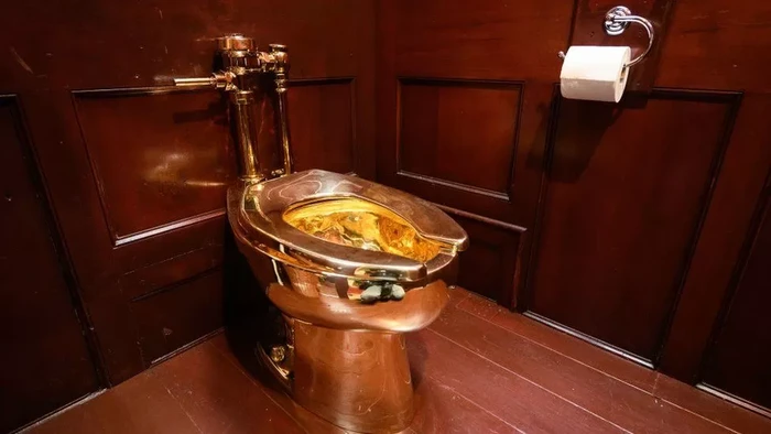 Toilet emas di Istana Blenheim Inggris