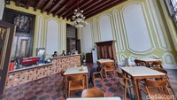 Tak hanya itu, pada area kafe pun terlihat sangat menawan dengan arsitektur dan warna yang sangat hidup. Ditambah meja marmer serta kursi kayu menambah kesan vintage tempat ini. (Weka Kanaka/detikcom)