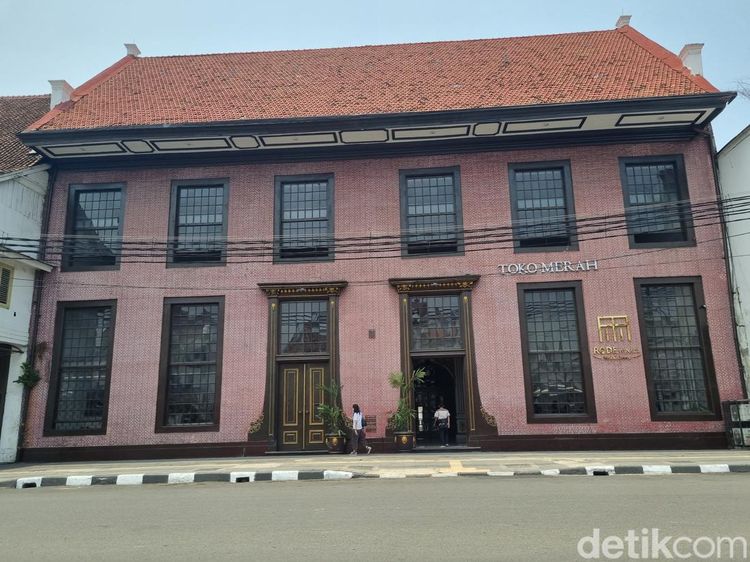 Mengintip Bangunan Cagar Budaya Toko Merah di Kota Tua