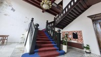Pintu besar, cat berwarna emas, hingga karpet di tangga pun menunjukkan tempat ini memiliki aksen Eropa. Tak salah memang, karena dulunya bangunan ini dibuat oleh petinggi VOC yakni Gustaff Willem Baon van Imhoff pada 1730, sebelum ia menjabat sebagai Gubernur VOC pada 1743-1750. (Weka Kanaka/detikcom)
