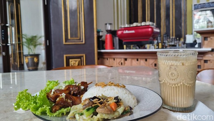 Toko Merah Ada kafe di Toko Merah, Kota Tua Jakarta