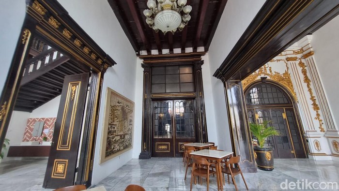 Toko Merah Ada kafe di Toko Merah Kota Tua Jakarta