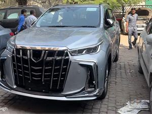Maksa Banget! Toyota Innova Zenix Dimodifikasi Pakai Muka Alphard