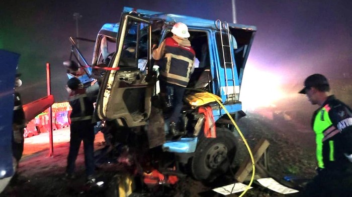 Truk tronton tabrak gerbang tol, dua orang tewas