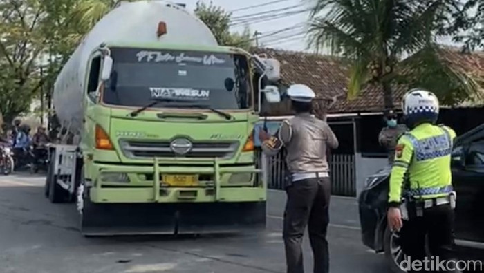 Truk yang sempat mogok di Jalan Raya Manyar Gresik akhirnya dievakuasi