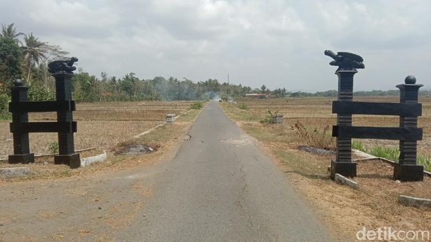 Tugu dengan patung bulus di Desa Buluspesantren, Kebumen,
