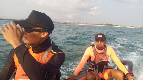 Tim gabungan Basarnas Bali saat menyisir perairan Pantai Batubelig dan sekitarnya mencari korban asal China yang hilang diseret ombak, Selasa (7/11/2023) sore.