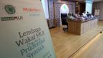 Momen Serah Terima Wakaf Asuransi Jiwa Syariah
