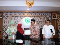 Momen Serah Terima Wakaf Asuransi Jiwa Syariah