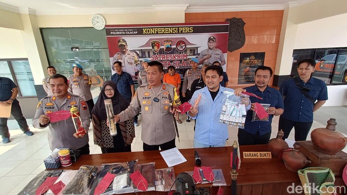 Wakapolresta Cilacap, AKBP Arief Fajar Satria (tengah) menunjukkan barang bukti dalam kasus dukun cabul di Mapolresta Cilacap, Selasa (7/11/2022).