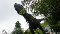 Uniknya, Dino Land Purbalingga ini terdapat dino yang bisa bergerak layaknya hewan hidup dengan desain yang hampir mirip dengan aslinya baik bentuk tubuh, muka, dan juga suaranya hampir mirip.