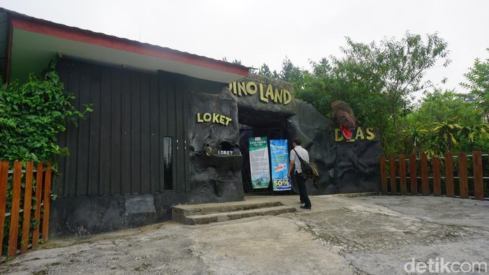 Dino Land di desa Serang, Purbalingga, menyajikan beragam replika hewan purba dinosaurus. Tempat ini bukan hanya menjadi sarana rekreasi keluarga, tapi juga edukasi anak-anak.