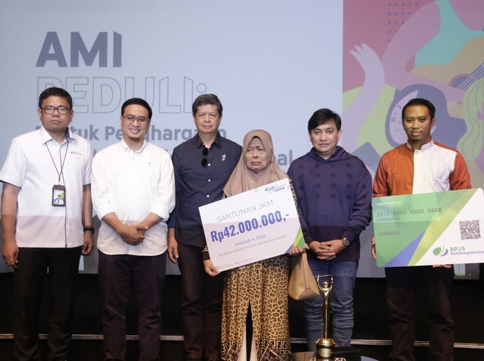 Yovie Widianto, Candra Darusman dan beberapa pihak lain saat ditemui di kawasan Jakarta.