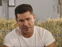 Zac Efron Berkacamata Hitam Saat Wawancara Dalam Ruangan, Curiga Habis Oplas