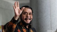 Anwar juga melambaikan tangan.  