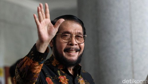 Anwar Usman diberhentikan dari Ketua MK oleh Majelis Kehormatan Mahkamah Konstitusi (MKMK). Jelang menanggapi putusan itu, Anwar sempat mengacungkan jempol di kantor MK, Jakarta, Rabu (8/11/2023).