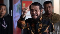 Anwar mengacungkan jempolnya sebelum menggelar konferensi pers di kantor MK, Jakarta.  