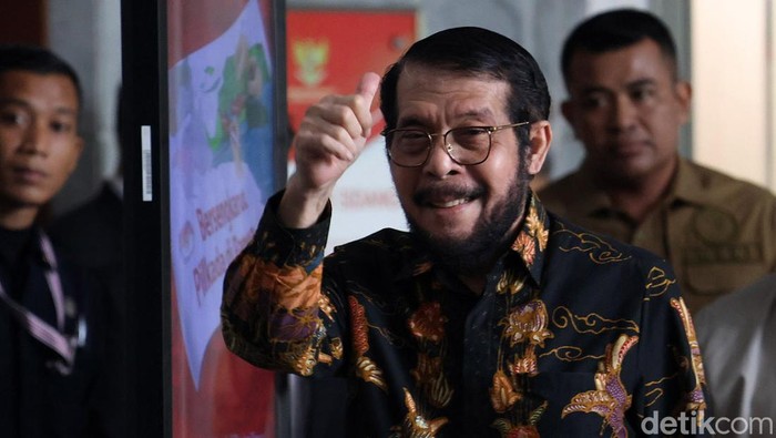 Acungan Jempol Anwar Usman Sebelum Tanggapi Pencopotan Dirinya dari Ketua MK Anwar Usman diberhentikan dari Ketua MK oleh Majelis Kehormatan Mahkamah Konstitusi (MKMK). Jelang menanggapi putusan itu, Anwar sempat mengacungkan jempol di kantor MK, Jakarta, Rabu (8/11/2023).