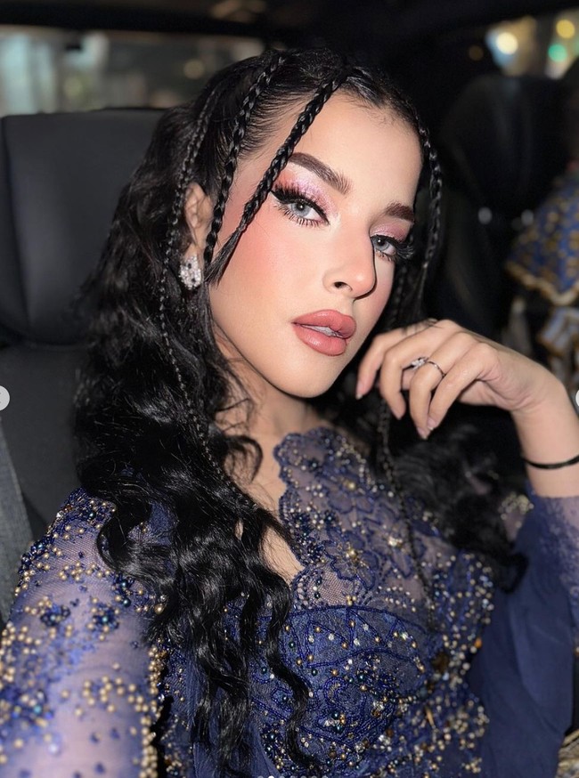 Sebagai seorang beauty influencer, penampilan Tasya Farasya memang selalu memukau. Untuk rambutnya, Tasya memilih mengeriting dan membuat beberapa kepangan pada bagian depannya. Sementara untuk riasan wajah, Tasya tampil cantik dengan bulu mata palsu yang cukup tebal untuk mempertajam area matanya. Riasan matanya itu juga dipercantik dengan softlens abu-abu terang. Foto: Instagram/@tasyafarasya