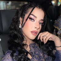 Sebagai seorang beauty influencer, penampilan Tasya Farasya memang selalu memukau. Untuk rambutnya, Tasya memilih mengeriting dan membuat beberapa kepangan pada bagian depannya. Sementara untuk riasan wajah, Tasya tampil cantik dengan bulu mata palsu yang cukup tebal untuk mempertajam area matanya. Riasan matanya itu juga dipercantik dengan softlens abu-abu terang. Foto: Instagram/@tasyafarasya