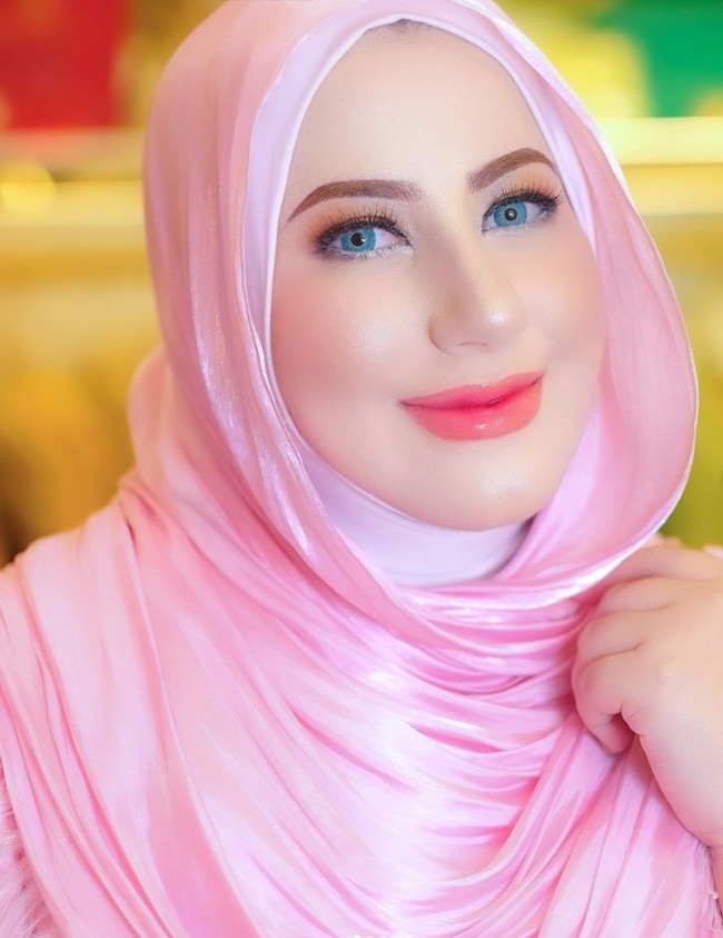 Tak kalah menawan, Tasyi tampil dengan riasan mata yang lebih simpel dan lipstik berwarna merah muda. Riasan wajahnya itu kemudian dilengkapi dengan softlens berwarna biru terang. Foto: Instagram/@tasyiiathasyia