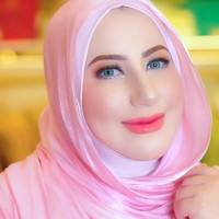 Tak kalah menawan, Tasyi tampil dengan riasan mata yang lebih simpel dan lipstik berwarna merah muda. Riasan wajahnya itu kemudian dilengkapi dengan softlens berwarna biru terang. Foto: Instagram/@tasyiiathasyia