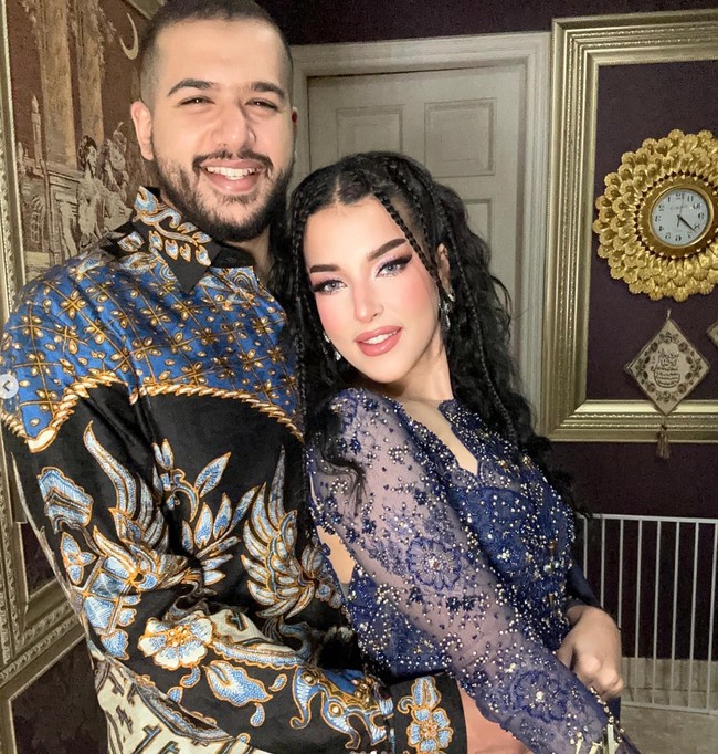 Tak datang sendirian, Tasya Farasya mengajak serta suaminya, Ahmad Assegaf. Pamer pose mesra, Ahmad tampak mengenakan batik dengan nuansa warna gelap, senada dengan Tasya Farasya. Foto: Instagram/@tasyafarasya