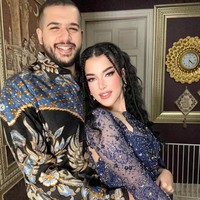 Tak datang sendirian, Tasya Farasya mengajak serta suaminya, Ahmad Assegaf. Pamer pose mesra, Ahmad tampak mengenakan batik dengan nuansa warna gelap, senada dengan Tasya Farasya. Foto: Instagram/@tasyafarasya