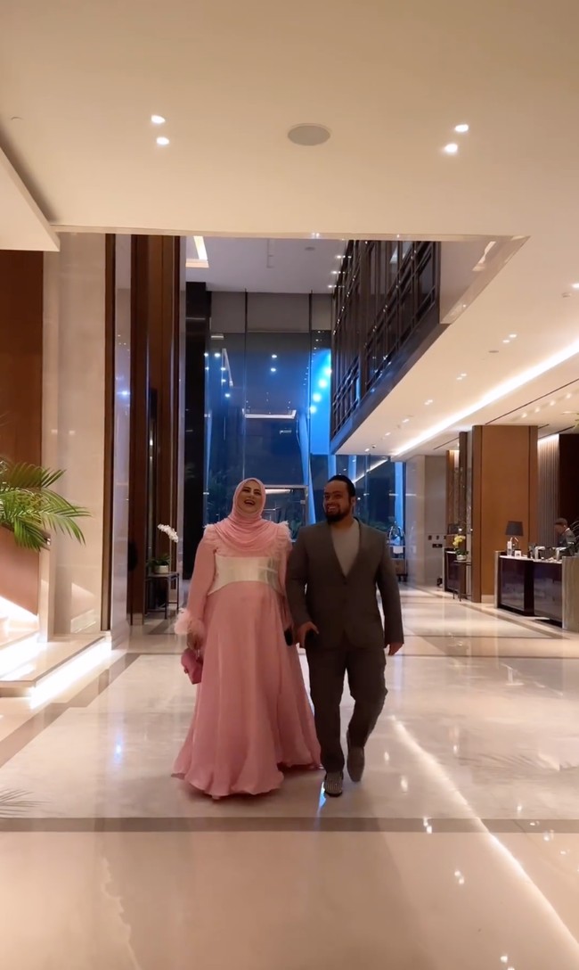 Sama seperti Tasya, Tasyi juga hadir bersama suaminya, Syech Zaki. Tak senada dengan Tasyi, suaminya memilih mengenakan setelan jas warna abu-abu yang dipadukan dengan kaos berwarna senada. Foto: Instagram/@tasyiiathasyia