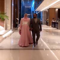 Sama seperti Tasya, Tasyi juga hadir bersama suaminya, Syech Zaki. Tak senada dengan Tasyi, suaminya memilih mengenakan setelan jas warna abu-abu yang dipadukan dengan kaos berwarna senada. Foto: Instagram/@tasyiiathasyia