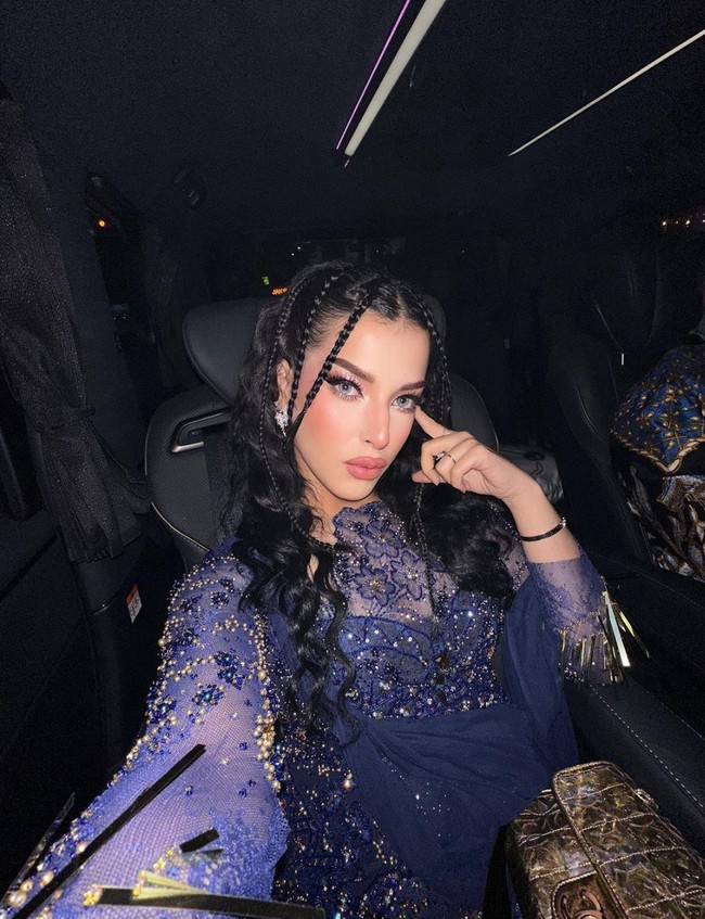 Dalam unggahannya terlihat Tasya yang memilih membawa tas berwarna gold. Berbeda denngan Tasyi yang memilih tampil senada dengan warna merah muda. Meski demikiann gaya keduanya tetap terlihat menawan dan sama-sama cantik. Foto: Instagram/@tasyafarasya