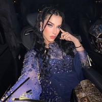 Dalam unggahannya terlihat Tasya yang memilih membawa tas berwarna gold. Berbeda denngan Tasyi yang memilih tampil senada dengan warna merah muda. Meski demikiann gaya keduanya tetap terlihat menawan dan sama-sama cantik. Foto: Instagram/@tasyafarasya