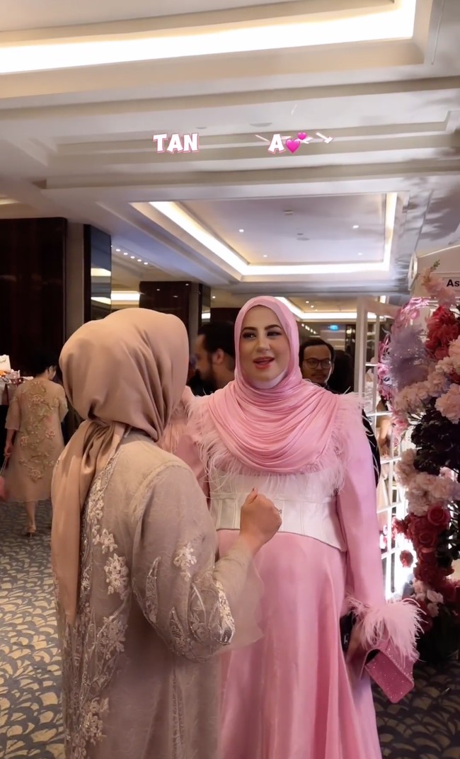 Pada unggahan video singkatnya terlihat Tasyi yang saling menyapa dan bersalaman dengan banyak tamu undangan yang hadir. Namun tak terlihat dirinya bertegur sapa dengan Tasya Farasya. Foto: Instagram/@tasyiiathasyia