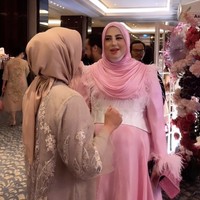 Pada unggahan video singkatnya terlihat Tasyi yang saling menyapa dan bersalaman dengan banyak tamu undangan yang hadir. Namun tak terlihat dirinya bertegur sapa dengan Tasya Farasya. Foto: Instagram/@tasyiiathasyia