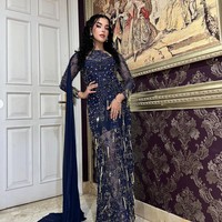 Mengusung tema fairy, Tasya Farasya hadir dengan pakaian bertema dark fairy. Ia memilih dress panjang berwarna biru tua yang dipenuhi dengan payet. Di salah satu bagian pundaknya terdapat kain panjang polos yang menjuntai. Foto: Instagram/@tasyafarasya