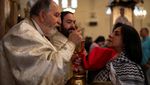Aksi Solidaritas Komunitas Palestina Saat Misa di Katedral Chile